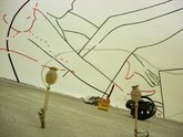 Raumzeichnung mit Klebestreifen, Arbeiten aus der Werkgruppe: Die andere Baustelle, Galerie Naumann Stuttgart, 2007, © Jörg Mandernach